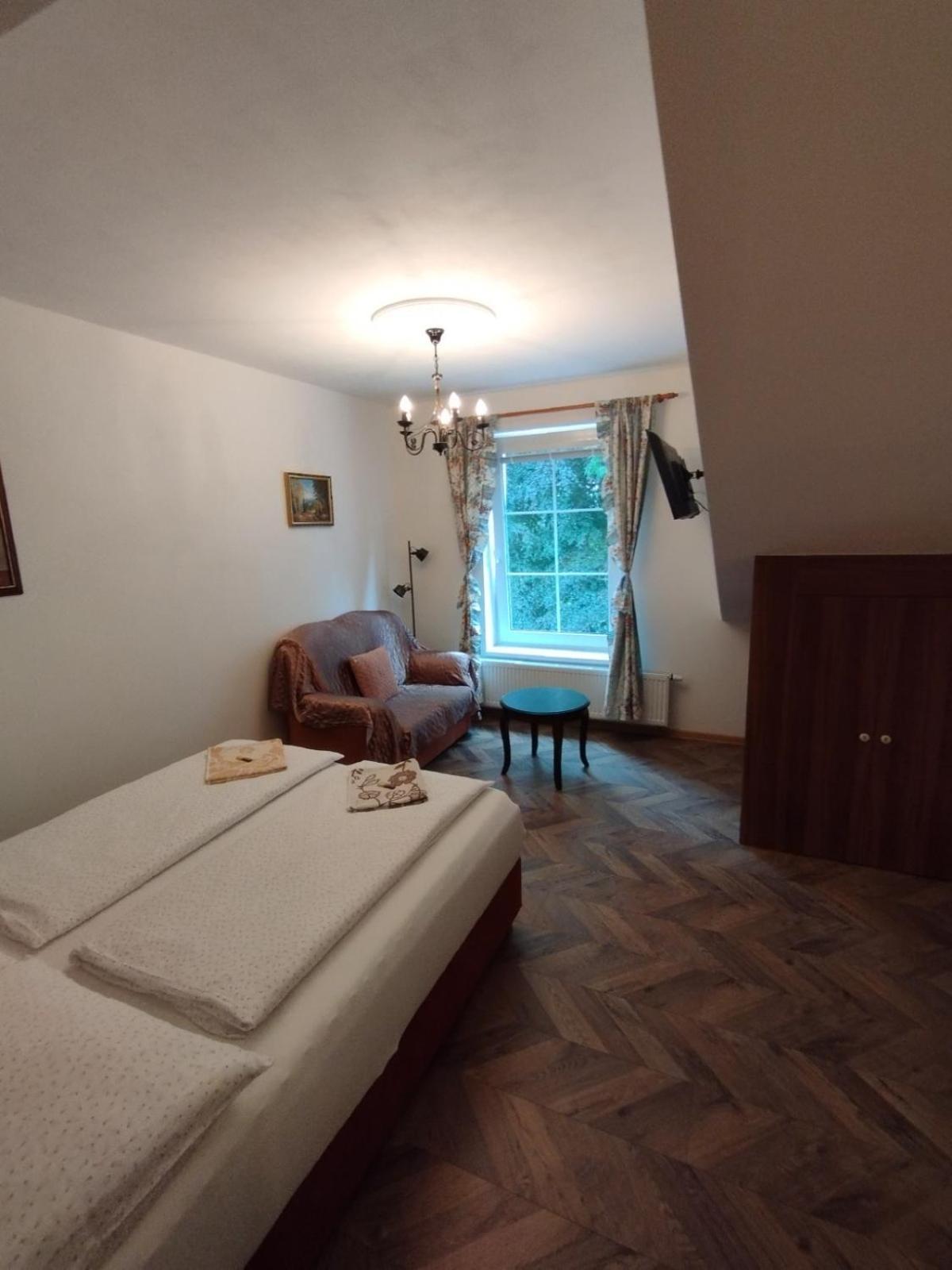 Hotel Bynovecký Zámeček Exterior foto
