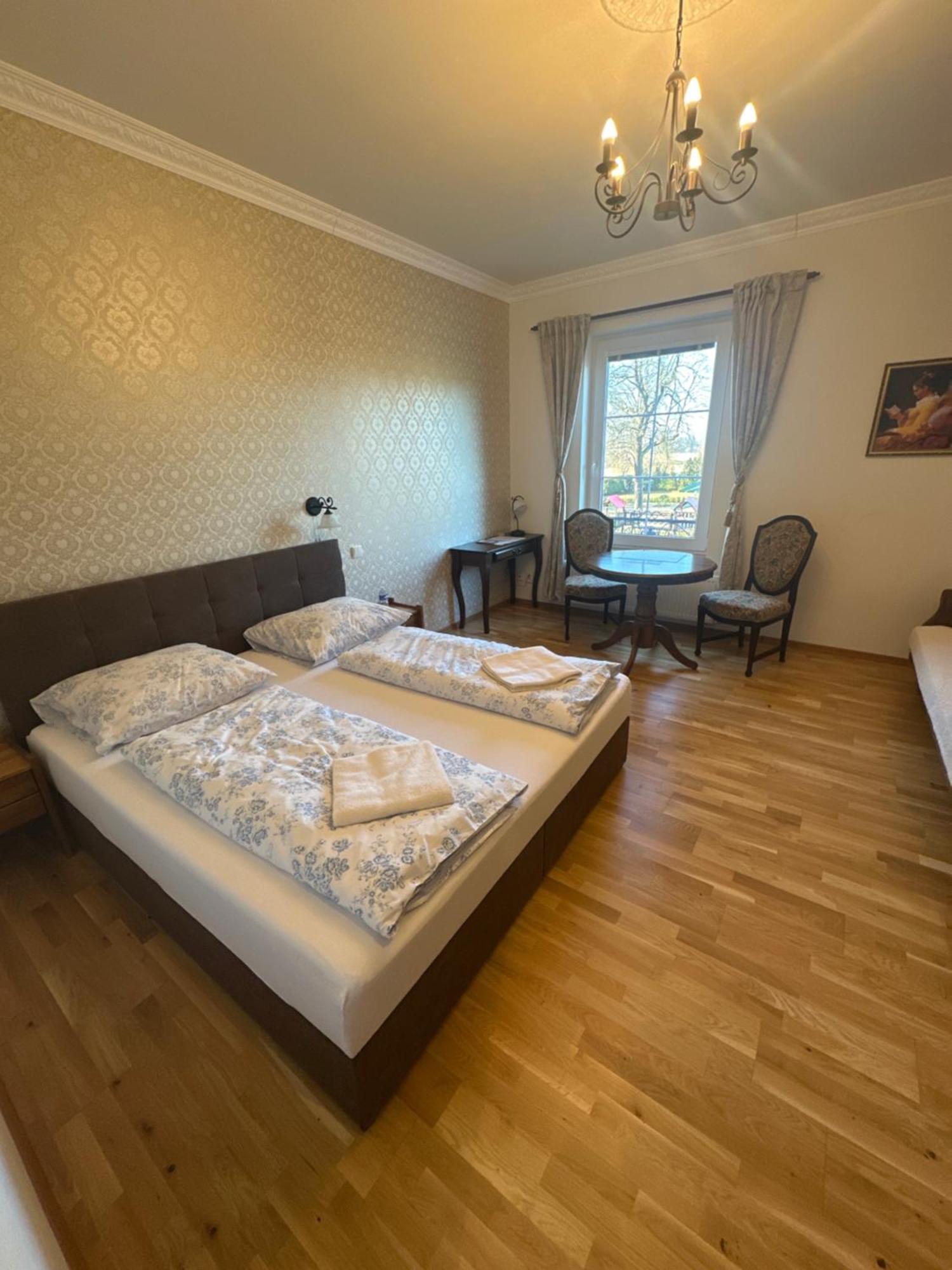 Hotel Bynovecký Zámeček Exterior foto