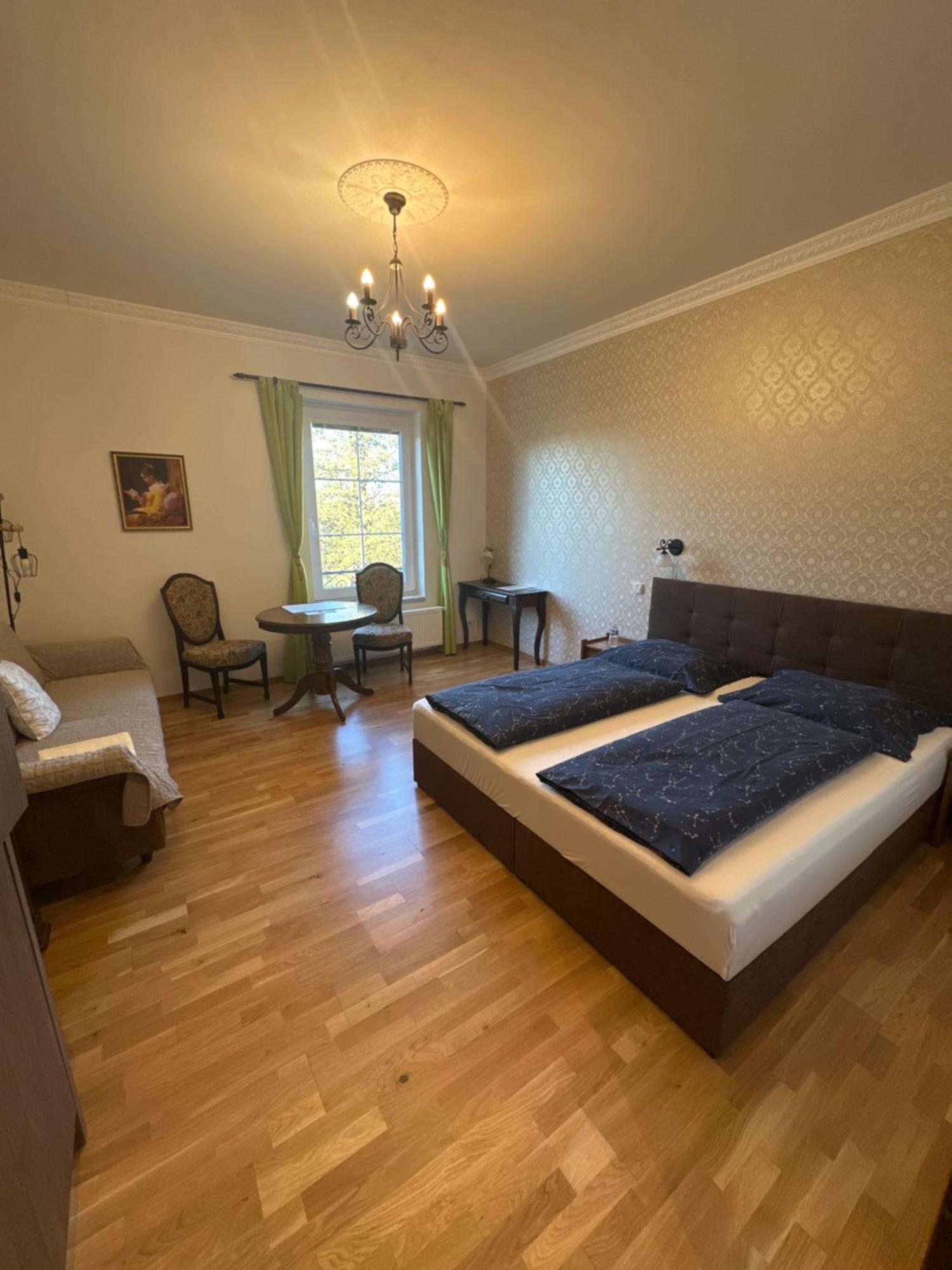 Hotel Bynovecký Zámeček Exterior foto